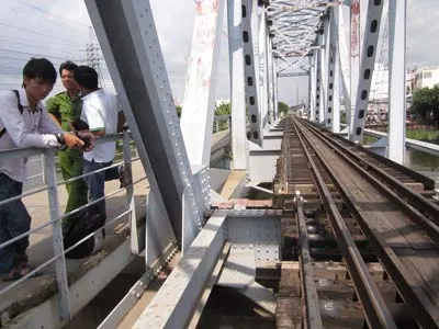 Lao vào tàu hỏa, bị tông xuống sông mất tích
