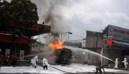 Đến 15 giờ 30 công tác dập lửa vẫn đang được tiến hành. Ảnh: Quốc Khánh