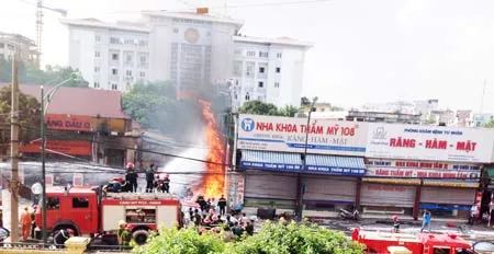 Sau gần 3 tiếng đồng hồ, đám cháy vẫn chưa được dập tắt. Ảnh: Quốc Khánh