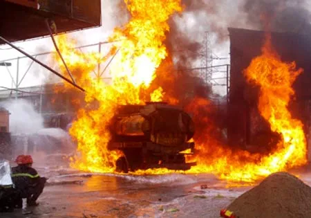 Chiếc xe bồn bùng cháy dữ dội. Ảnh: Quốc Khánh