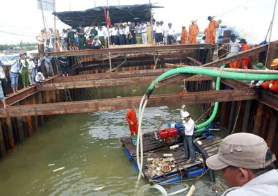 Khai quật tàu chứa cổ vật bị đắm