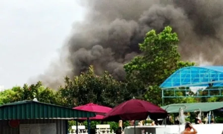 Cháy khu vui chơi trẻ em gần sân Mỹ Đình, Hà Nội