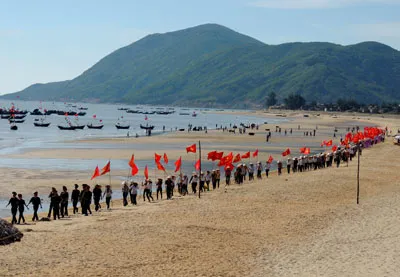 Ngay sau Lễ mít tinh, các đoàn thể diễu hành Chung tay hành động vì biển đảo quê hương dọc tuyến bờ biển Thiên Cẩm, tỉnh Hà Tĩnh
