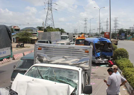 Xe khách gây tai nạn liên hoàn, một người bị thương năng, nhiều phương tiện hư hỏng