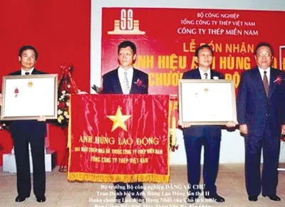 Bộ trưởng Bộ Công nghiệp - Đặng Vũ Chư trao danh hiệu Anh hùng Lao động lần thứ II, huân chương Lao động hạng Nhất của Chủ tịch nước cho Ban giám đốc nhà máy Thép Nhà Bè, năm 2000.
