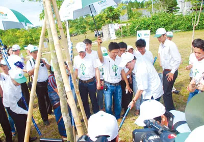 Đại diện các Bộ, Ban, ngành tham gia trồng cây xanh tại khu tưởng niệm Hoàng đế Quang Trung (TP.Huế).