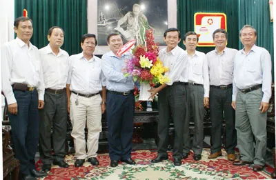 Bí thư Tỉnh ủy Bến Tre thăm, chúc mừng Báo SGGP