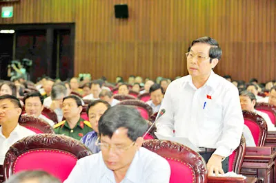 Bộ trưởng Bộ TT-TT Nguyễn Bắc Son phát biểu tại phiên chất vấn.