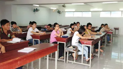 Thí sinh luyện thi môn tiếng Anh tại một trung tâm luyện thi không phép trên đường Lê Trọng Tấn, quận Tân Phú.