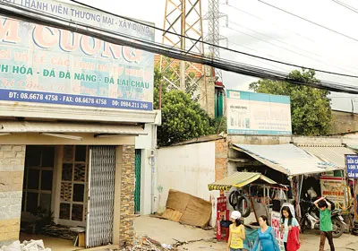 Trụ điện cao thế 110kV bị bao quanh bởi nhà số 1736 quốc lộ 1A và các nhà xung quanh ở phường Tân Thới Hiệp, quận 12. Ảnh: CAO THĂNG