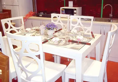 Bàn ăn, tủ bếp với nhiều kiểu dáng đa dạng được trưng bày tại VietBuild