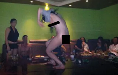 Cảnh tắm bia thác loạn tại quán L.M.D. ở đường Nguyễn Văn Đậu, quận Bình Thạnh TPHCM.