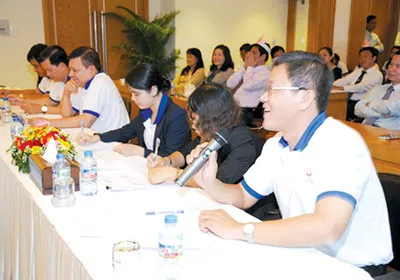 Ban giám khảo đặt câu hỏi với thí sinh.