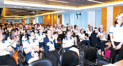 Lực lượng cổ động viên đông đảo cổ vũ cuộc thi.