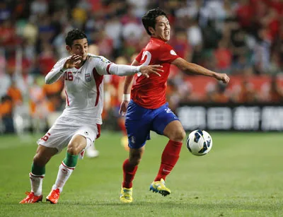 Hậu vệ hàn Quốc Kim Young-gwon phá bóng hụt để Reza Ghoochannejhad (trái, Iran) vượt qua, ghi bàn thắng quyết định.