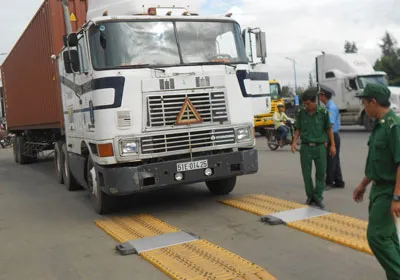 Bắt đầu xử phạt xe quá tải ra vào cảng Cát Lái