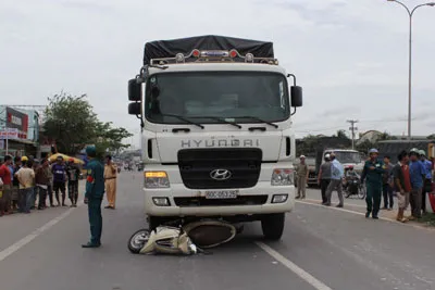 Xe tải va quệt xe máy, 2 người thương vong
