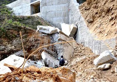 Vụ vỡ đập TĐ Đăk Mek 3 (Kon Tum) gây chết người.