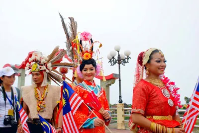 Nghệ sĩ các nước khu vực ASEAN trong Caraval đường phố “Sắc màu Festival di sản Quảng Nam”.