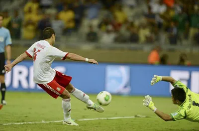 Tiền đạo Javier Hernandez tung cú sút ghi bàn vào lưới Eiji Kawashima.