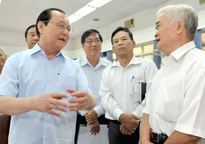 Bí thư Thành ủy TPHCM Lê Thanh Hải tiếp xúc cử tri quận 5. Ảnh: Việt Dũng