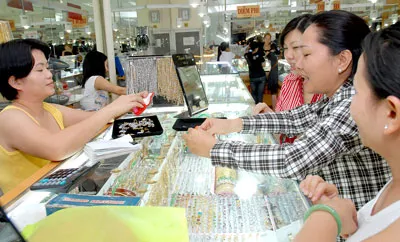 Lực mua tăng mạnh khi giá vàng giảm. Ảnh: Phạm Kim Ngân