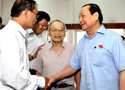 Bí thư Thành ủy TPHCM Lê Thanh Hải tiếp xúc cử tri quận 11. Ảnh: Việt Dũng