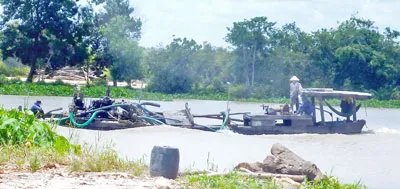 Nhức nhối nạn khai thác cát trái phép. Bài 1: “Xẻ thịt” sông Sài Gòn