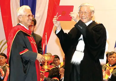 Tổng Bí thư Nguyễn Phú Trọng nhận bằng tiến sĩ danh dự của Trường Đại học Thammasat.
