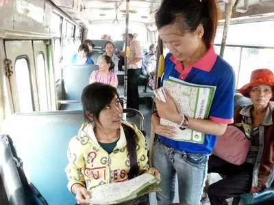 Sinh viên tình nguyện tư vấn trên xe buýt