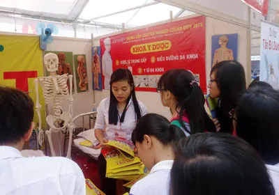 Vẫn thừa thầy, thiếu thợ