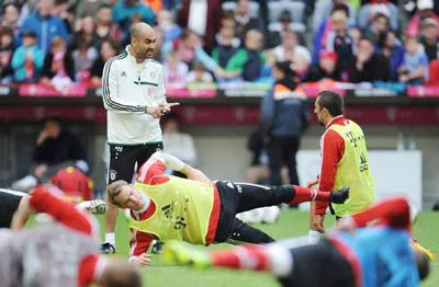 … và trao đổi với Franck Ribery.