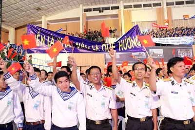 Các cán bộ, chiến sĩ hải quân tham gia buổi giao lưu tại Nhà Thi đấu Quân khu 7.