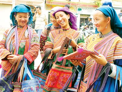 Nụ cười hồn nhiên của phụ nữ H’Mông giữa thị trấn Bắc Hà.