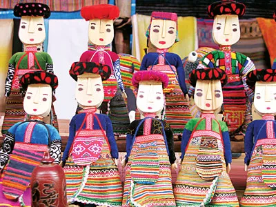 Ngộ nghĩnh và độc đáo búp bê gỗ của người dân tộc H’Mông.
