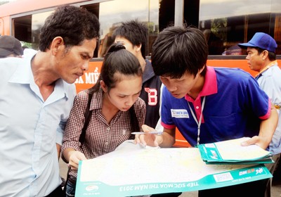 A student volunteer (R) directs the way to the University Entrance Exam location in HCMC (Photo: SGGP)