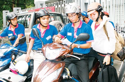 Student volunteers offering help to incoming candidates in a train station (Photo: SGGP)