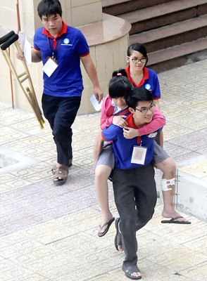Student volunteers help a candidate at the HCM University of Education(Photo: SGGP)