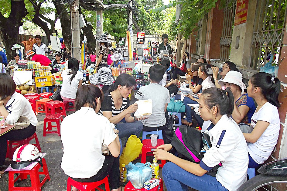 Free meals offered to disadvantaged candidates and their relatives during the first phase of the University Entrance Exams (Photo: SGGP)