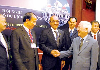 Le Hoang Quan, chairman of HCMC People’s Committee (R) receives his counterparts from Phnom Penh (Cambodia) and Vientian (Laos) in a meeting of Mekong Sub-regional tourism cities' mayors last September. (Photo: SGGP)