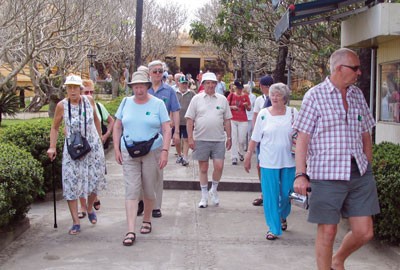 Korean, German and Spanish holidaymakers increase and very few tourist guide can speak their language so they themselves go to interesting places in Da Nang (Photo: SGGP)