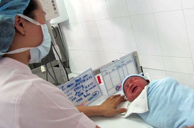 A new born baby taken care of at Mekong Maternity Hospital (Photo: SGGP)