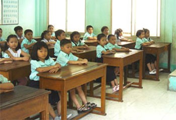 First graders study at Khoi Nghia Primary School in Phu Nhuan District (Photo: U. Phuong)