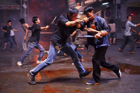 A scene in the film portrays gangsters killeach other without any intervention of police, residents or law forces (Photo: SGGP)