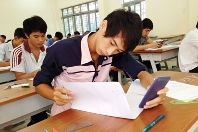 Candidates sit for the university entrance exam this year. The Ministry of Education and Training plans to add two grace marks to the total score given to Vietnamese Heroic Mothers in the University Entrance Exams (Photo: SGGP)