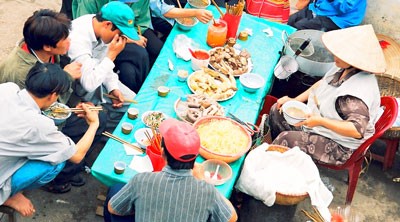 Roadside eateries and scorching hot weather are conducive to foods perishing faster and an increase in the number of food poisoning cases (Photo: SGGP)