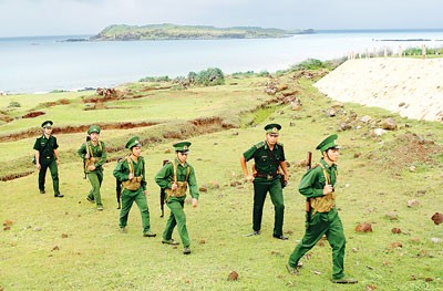 …and around the island. (Photo: SGGP) A solider promulgates sea law and check a fishing boat. (Photo: SGGP) Security on sea has been checked everyday. (Photo: SGGP) Talking with students on the island (Photo: SGGP) Soldiers play with students of Long Hai Commune. (Photo: SGGP)