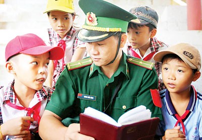 Talking with students on the island (Photo: SGGP) Soldiers play with students of Long Hai Commune. (Photo: SGGP)