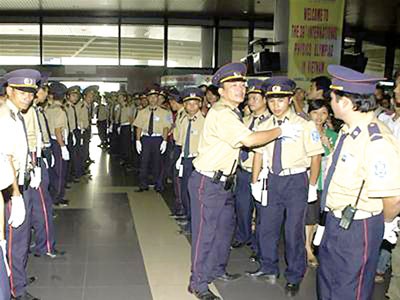Security guards are ready to protect London's Gunners. (Photo: Hoang Minh/ SGGP)