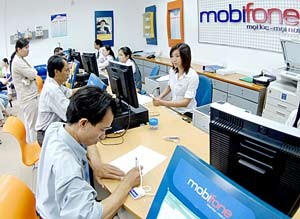 In early April, leading mobile phone service providers MobiFone hikes 3G packages from VND40,000 (US$1.9) to VND50,000 ($2.4) a month (Photo: SGGP)